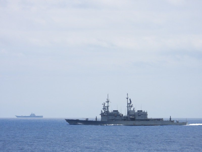 國防部13日公布海軍基隆號驅逐艦（右）監控共軍航艦山東艦的畫面。國防部提供