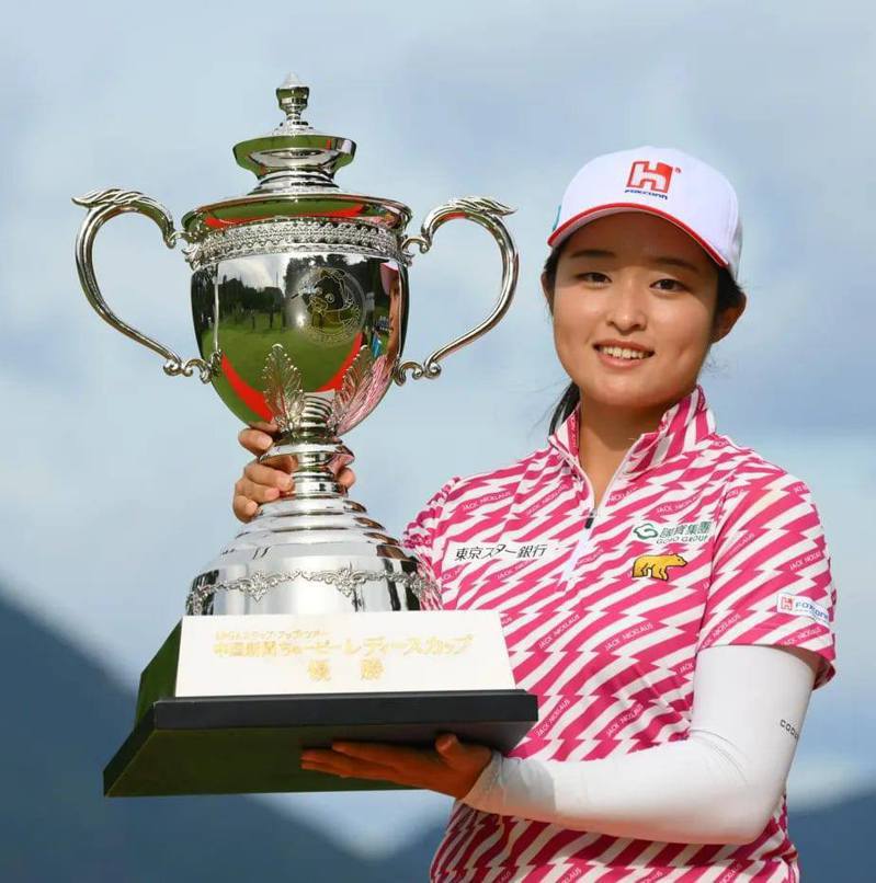 吳佳晏奪得第3座日本女子職業高球冠軍。 截圖自吳佳晏粉絲團