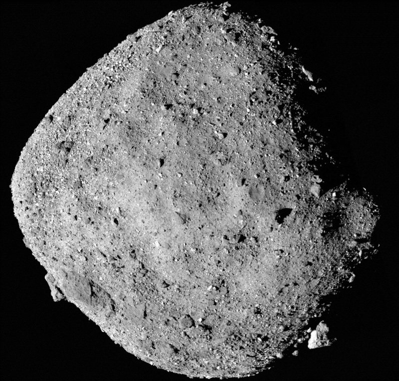 圖為小行星Bennu，由OSIRIS-REx太空船2018年12月2日從15英里範圍內收集的12 張PolyCam圖像組成。路透資料照