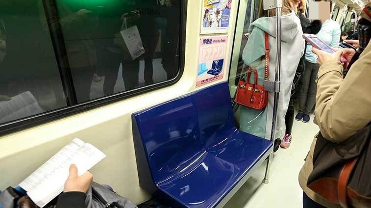 近年來屢次發生台北捷運博愛座衝突，不少乘客寧可站著，也不敢坐博愛座。本報資料照片