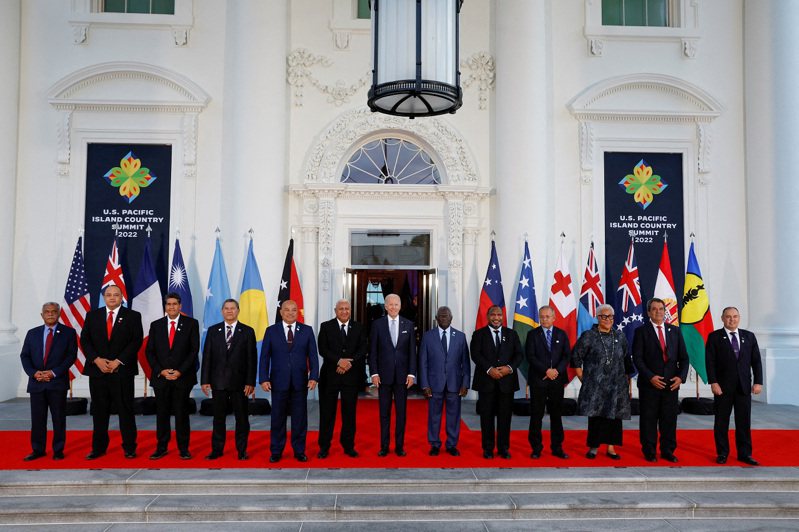 美國總統拜登（中）去年9月29日，在白宮和多名太平洋島國領袖合影。路透