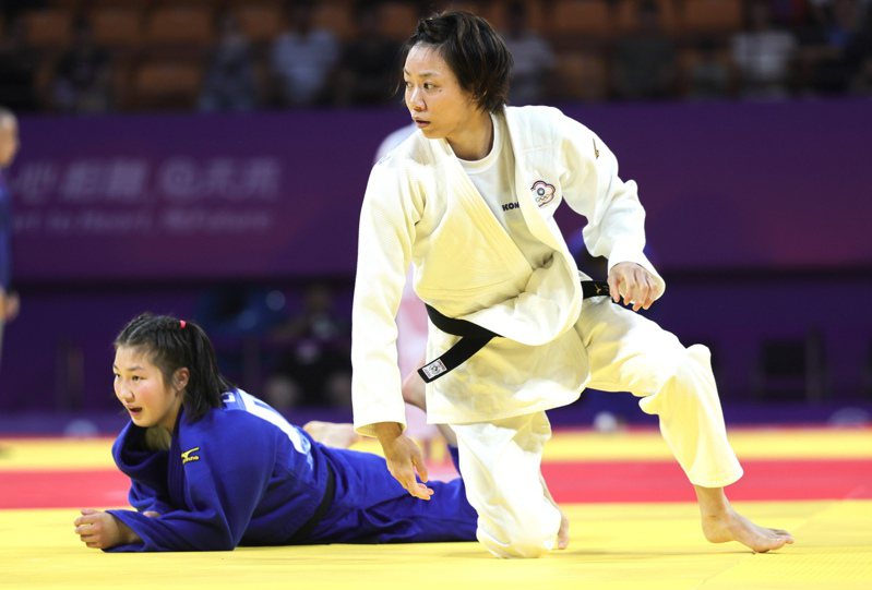 台灣「柔道女王」連珍羚（右）25日在杭州亞運女子57公斤級項目出賽已連過兩關，成功晉級4強。 中央社