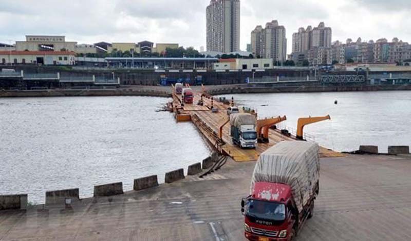 許多越南新鮮海產通過芒街的海安Km34+4臨時浮橋進入中國。 圖／取自越南政府新聞網