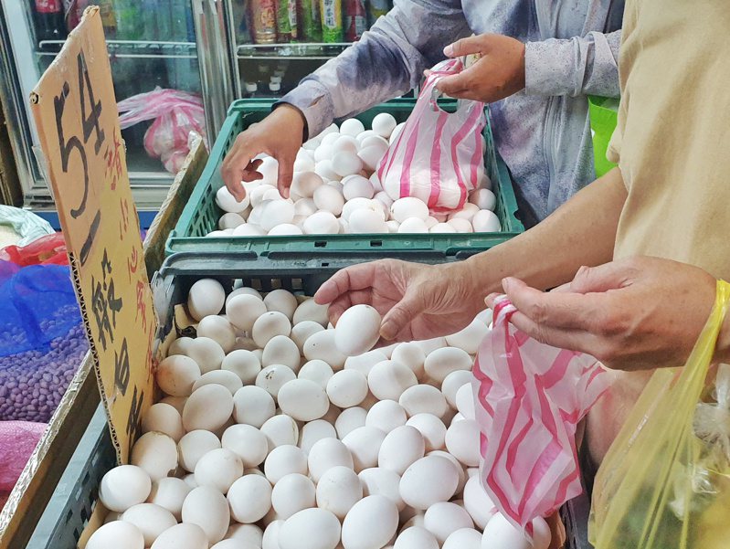 蛋價今起調漲2元，圖為民眾昨天在傳統市場採購雞蛋。記者陳正興／攝影