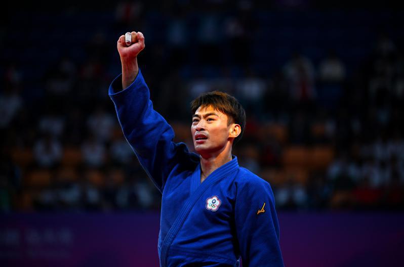 24日在杭州亞運柔道男子60公斤級決賽，楊勇緯力退韓國選手李夏林成功奪金。（新華社）