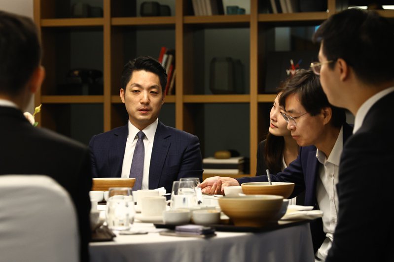 台北市長蔣萬安赴首爾參訪第二天，一早與韓國國會議員趙慶泰、趙廷訓早餐會。圖/北市府提供