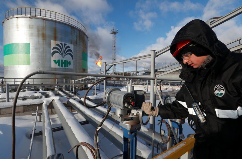 俄羅斯成功躲避西方設定的每桶60美元價格上限制裁措施，以更接近國際油價的價格外銷石油。路透