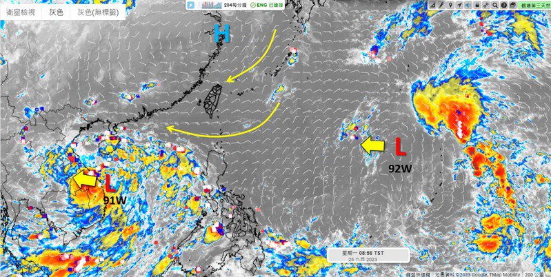 明天隨著台灣東南方92W靠近，跟南海的91W外圍連接在一起，低壓區範圍向北擴張，水氣順著東北風接近迎風面的情況開始增多。圖／取自「天氣職人-吳聖宇」臉書粉專