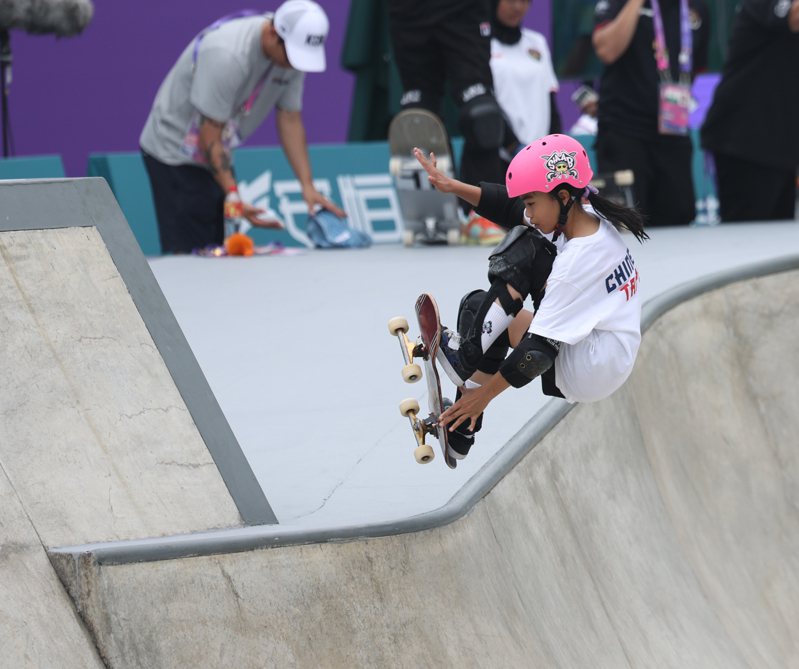 11歲林逸凡在女子公園式滑板滑進決賽，最終成績45.99排名第8。中華奧會／提供