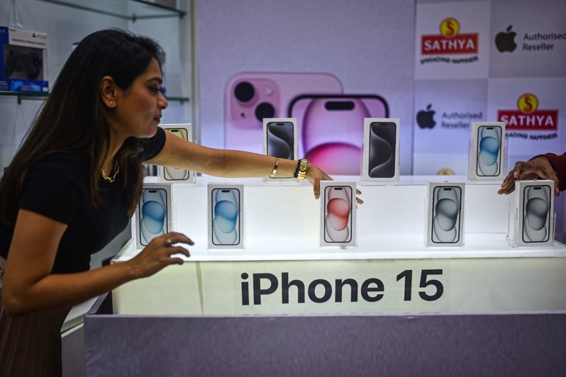蘋果首度在印度市場的首發日，推出印度製造的iPhone 15系列，業內人士透露，iPhone 15系列在印度的首發日銷量預計較iPhone 14系列增長100%。使得擁有印度製造的鴻海與和碩受惠。歐新社