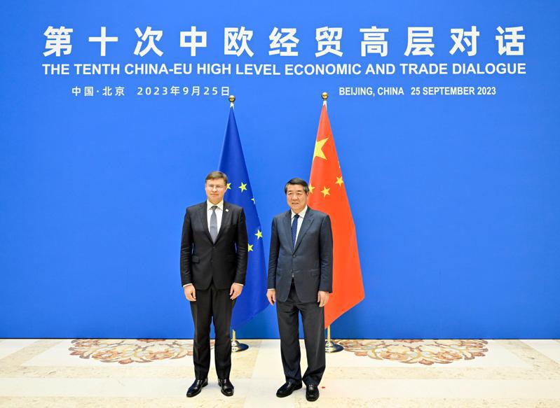 大陸國務院副總理何立峰25日在北京與歐盟執委會副主席杜姆布羅夫斯基斯共同主持第十次中歐經貿高層對話。（新華社）