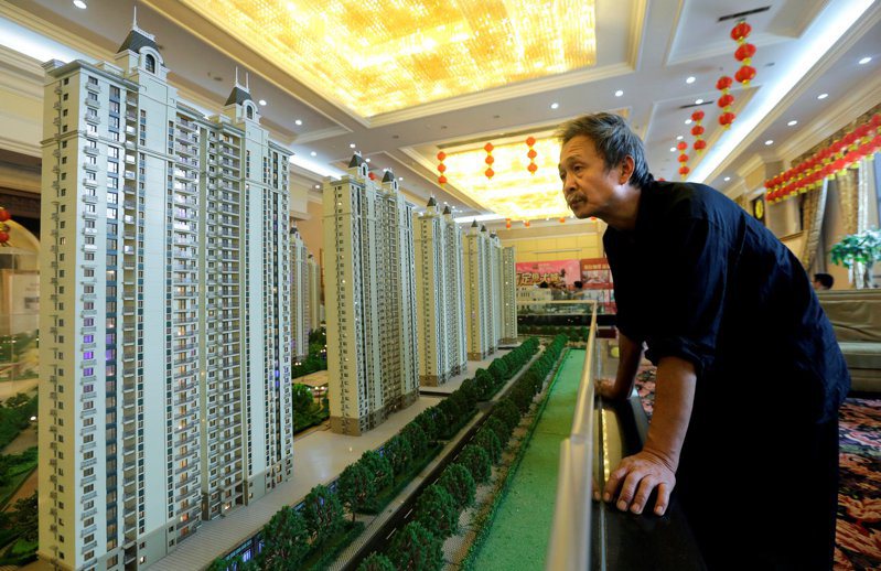 被視為促進房市交易重要政策的「認房不認貸」在北京實施將滿一個月，買氣已經迅速降溫，部分建案從一週賣出上百間，如今到訪量腰斬50%。示意圖。路透社