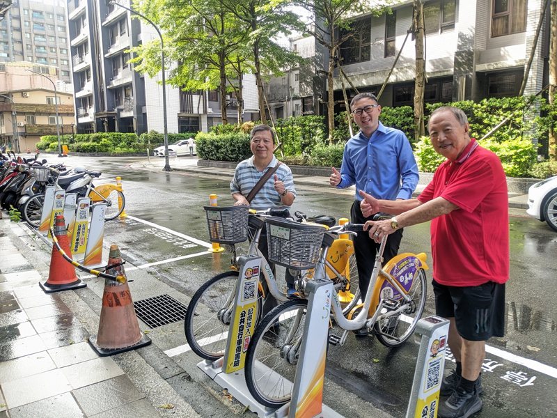 新北市議員廖先翔就協助在在長興街二段再增設youbike 2.0站點，民眾直說方便多了。 圖／觀天下有線電視提供