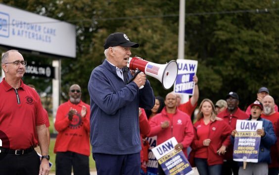 美國總統拜登26日前往密西根聲援通用汽車廠工人罷工，成為現代史上首位到現場挺罷工工人的美國總統。取自X
