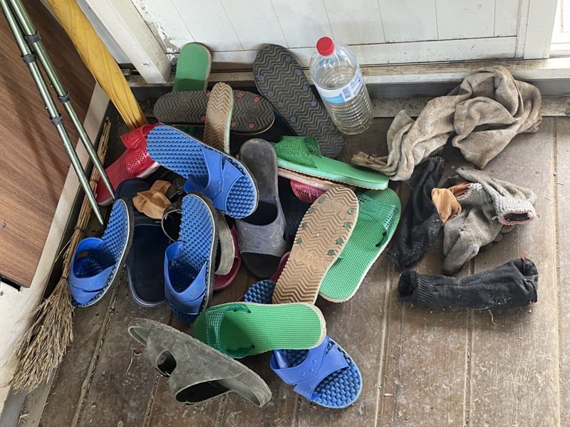 雪霸國家公園的山屋遺留許多拖鞋。圖／雪霸國家公園管理處提供