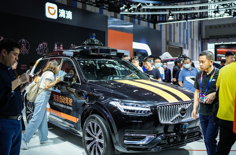 AI大模型加速推進中國大陸汽車行業智能化。圖為貴陽數博會上，參觀者在展館內參觀體驗自動駕駛智能汽車。（新華社）