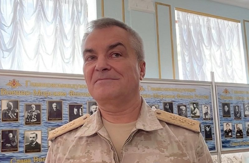 俄羅斯黑海艦隊司令部22日遭到飛彈攻擊，烏克蘭聲稱炸死34人，其中包含了黑海艦隊司令索科洛夫（圖）。俄方媒體26、27日分別播放索科洛夫現身與受訪畫面，反駁烏克蘭說法。路透