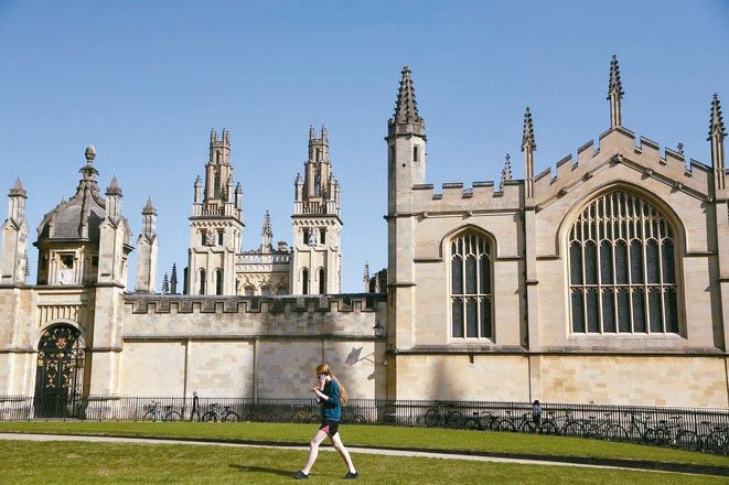 英国「泰晤士高等教育」特刊公布2024年世界大学排名，牛津大学连续第8年蝉联世界第一；图为英国牛津大学万灵学院。（路透）(photo:UDN)