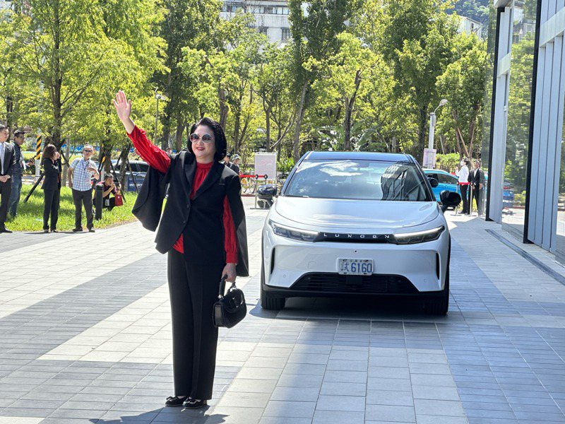 裕隆城今日開幕，集團董事長嚴陳莉蓮搭乘全新電動車狂出場。