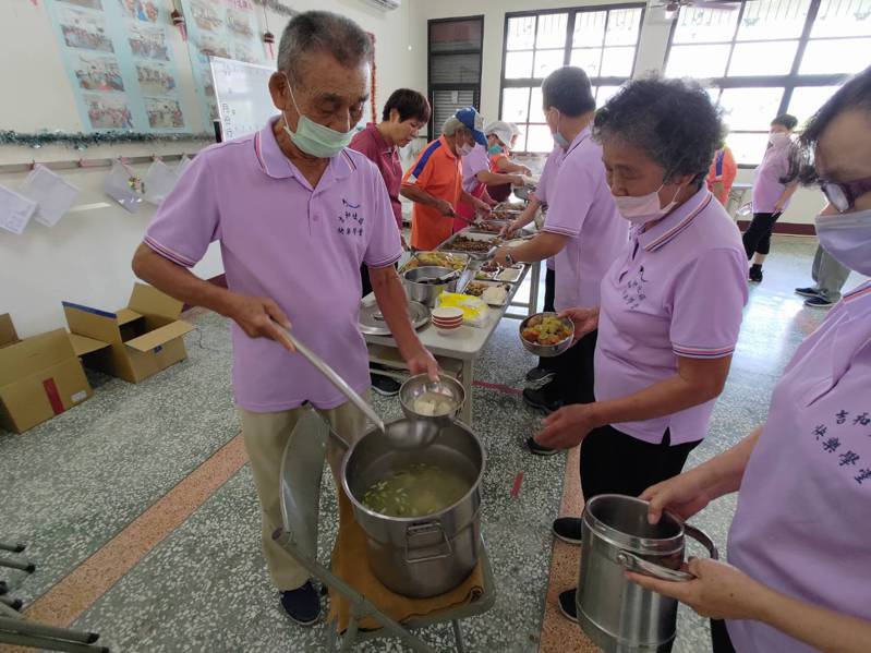 高雄偏鄉的社區關懷據點將海洋局贈送的龍膽石斑煮成魚湯，讓長輩享用新鮮美味。圖／海洋局提供