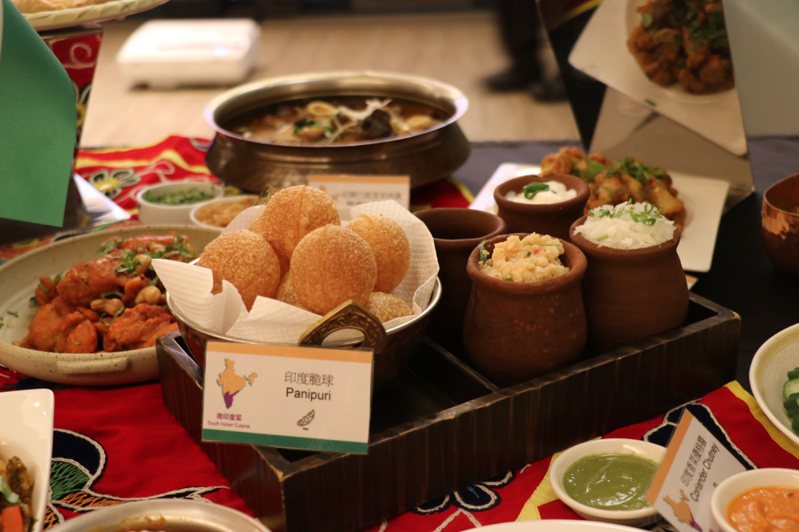 盛宴自助餐廳開放廚房現做印度傳統街邊小吃「印度脆球」，免出國也能品嚐印度傳統庶民美味。業者／提供