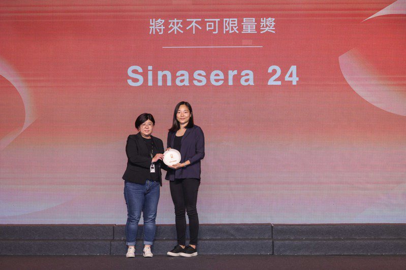 「將來不可限量獎」由Sinasera 24 拿下、餐廳經理Tina代主廚領獎，並由將來銀行資深經理林桓如擔任頒獎人。圖／500輯攝影團隊提供