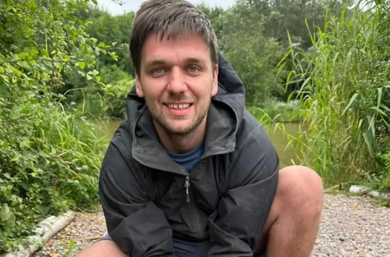 英國25歲男子沃納（Josh Warner）遭誤診為闌尾炎，轉院才發現是腦瘤，但為時已晚。截自紐約郵報