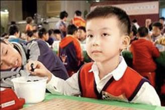 許皓鋐從4歲開始接觸圍棋，上了國中後更申請自學在家，自律念書、練棋。圖／翻攝自新竹縣政府網站