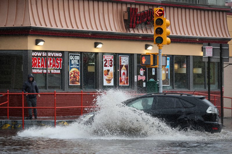 纽约市布碌崙(布鲁克林)多处道路淹水，车辆有如水上行舟。（路透）(photo:UDN)