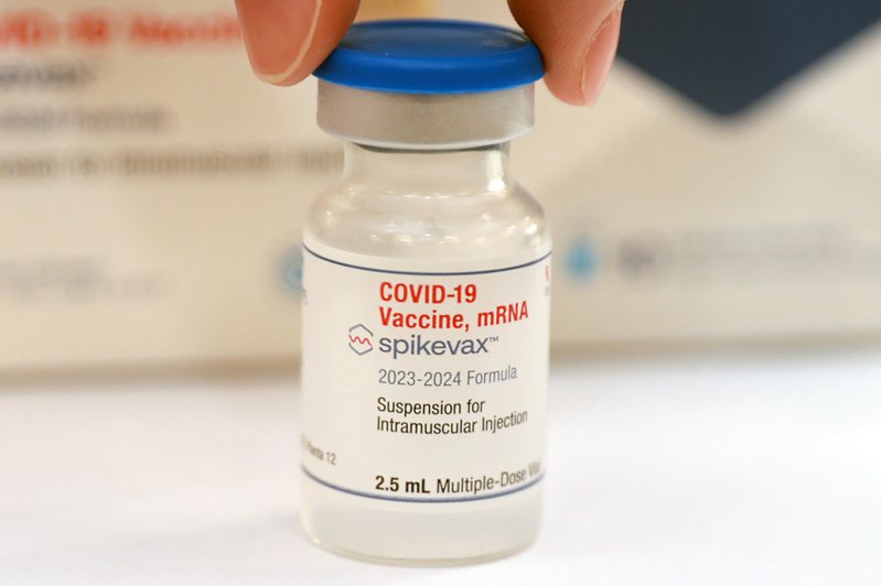 疾管署分三階段開打莫德納XBB.1.5新冠疫苗，65歲以上長者為優先施打對象。十月二日起開放醫護人員接種，暫定十月九日起全民接種。記者蘇健忠／攝影