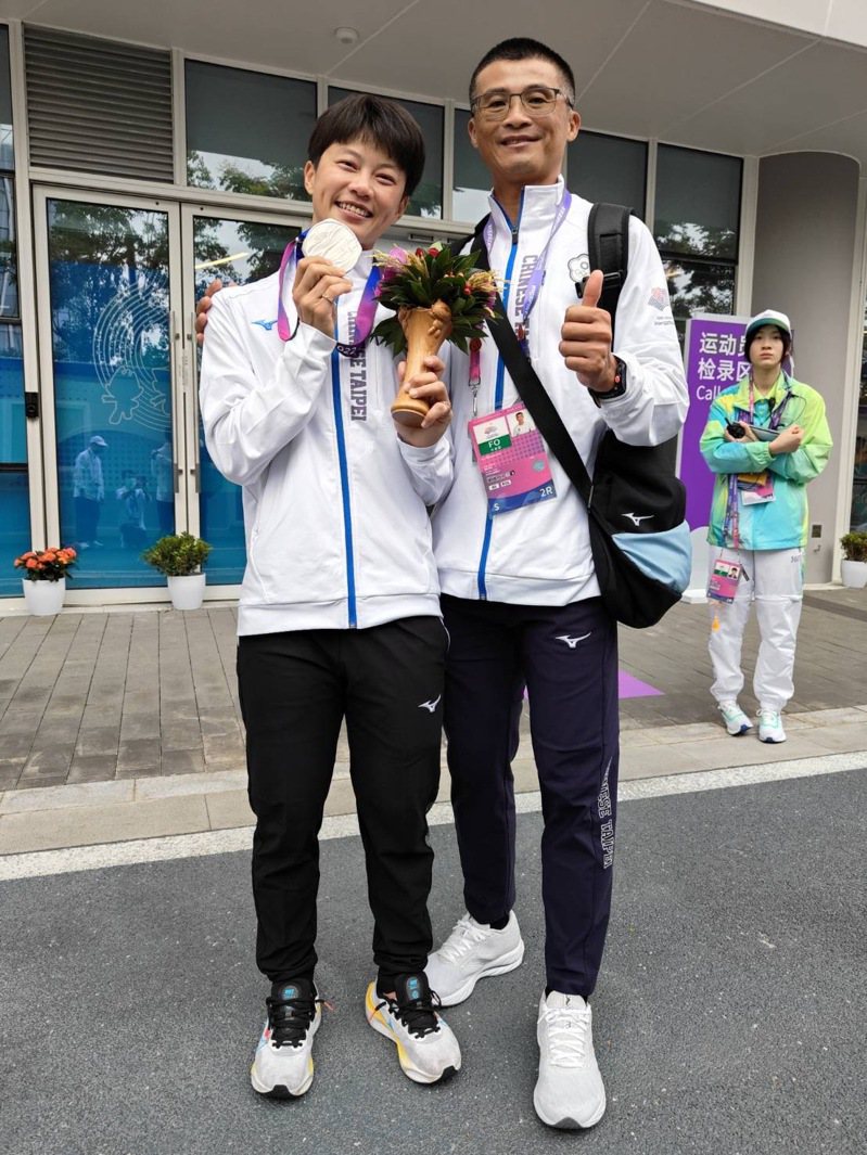 台南滑輪溜冰女將楊合貞（右）在亞運衝出佳績摘下銀牌。圖／台南市體育局提供