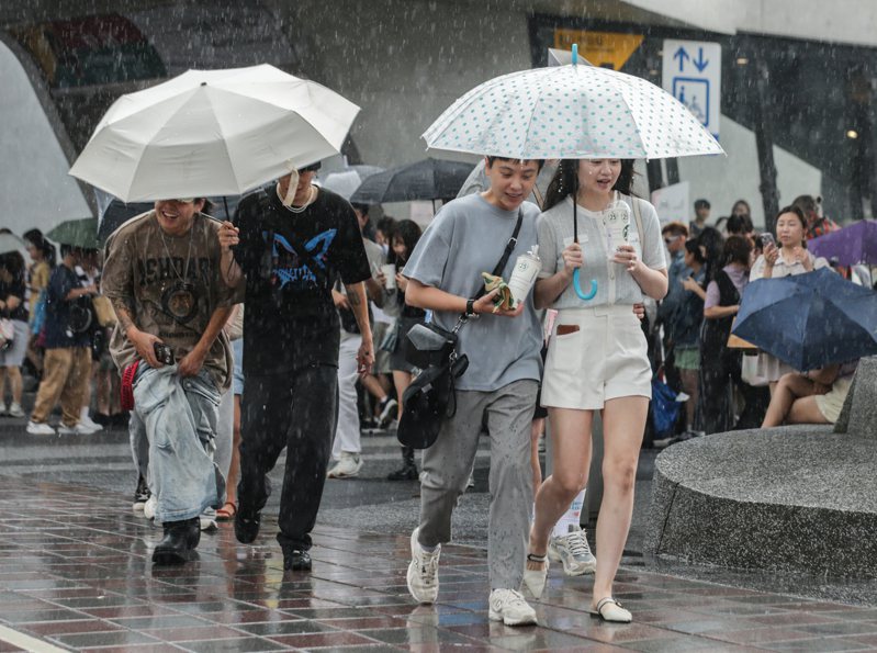 小犬颱風逼近台灣，民眾應做好防颱準備。圖為中山站避雨遊客。聯合報系資料照／記者曾原信攝影