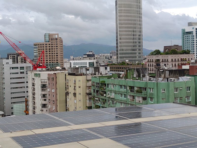 台北市不少民眾想要在社區推太陽光電板設置，但每次社區召開區權人會議，遇到的問題，就是社區其他住戶總是三番兩次用不同的理由拒絕，導致頂樓裝光電版提案「就是不會過」。記者林麗玉/攝影