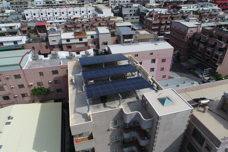高雄市率全台之先，推動違建屋頂變身太陽能光電屋頂。圖／高市工務局提供