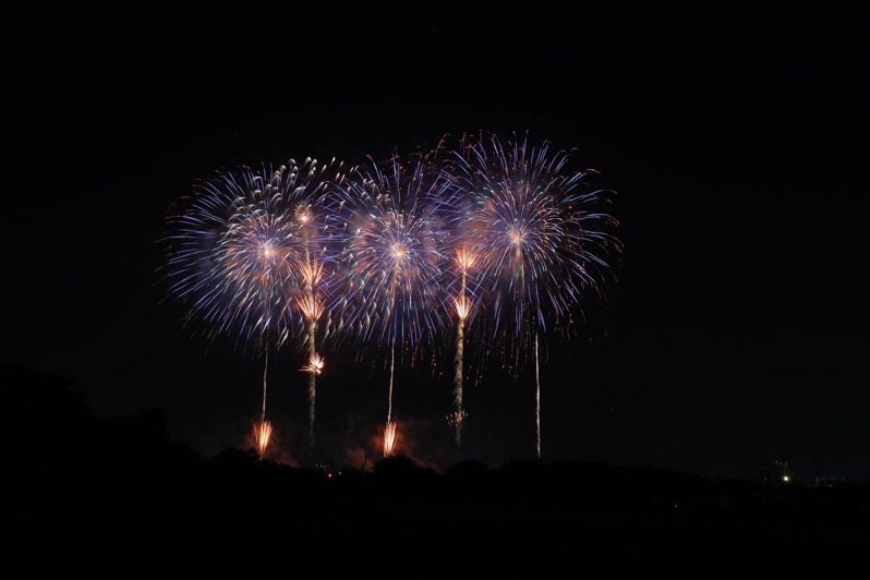 國慶焰火今年移師台中中央公園，將由3萬發焰火彈，長達36分鐘的璀燦，陪民眾歡度國慶。圖／中市府提供