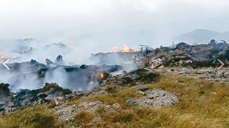 澎湖吉貝垃圾掩埋場前天竄出惡火，火勢至昨晚仍在延燒。記者張議晨／翻攝