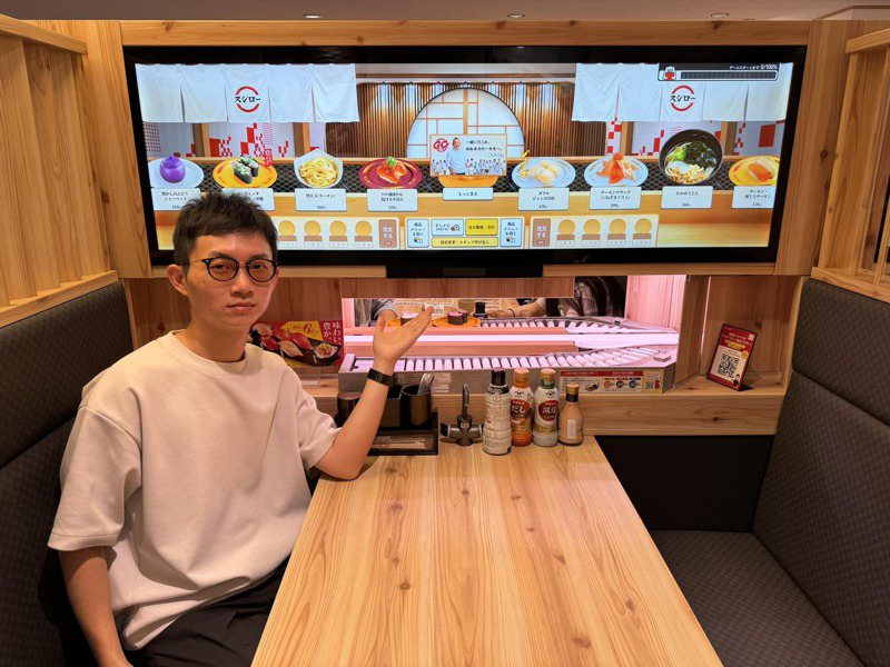 網紅視網膜近日到日本旅遊，發現當地壽司郎新增超大點餐螢幕，店內成為「超級巨大的虛擬迴轉宇宙」。圖片來源／翻攝自Facebook 視網膜Retina
