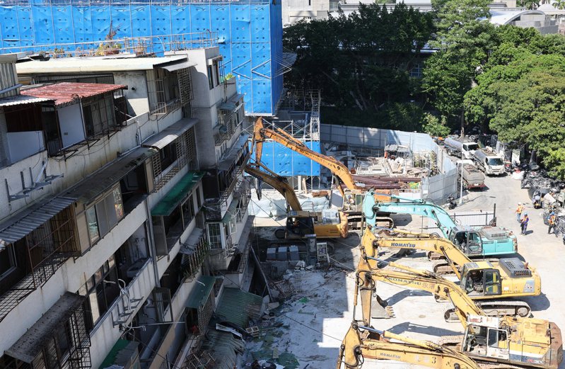 基泰建設施工不當造成台北市大直街民宅下陷，塌陷的25戶建物已被市府拆除。 中央社