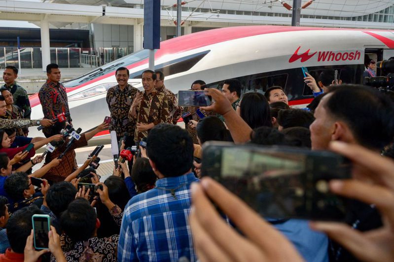 印尼總統佐科威今天為雅萬高鐵正式營運揭幕，這項幾經延宕、耗資73億美元的高鐵計畫由中國承建，連接印尼首都雅加達和另一座大城萬隆。法新社