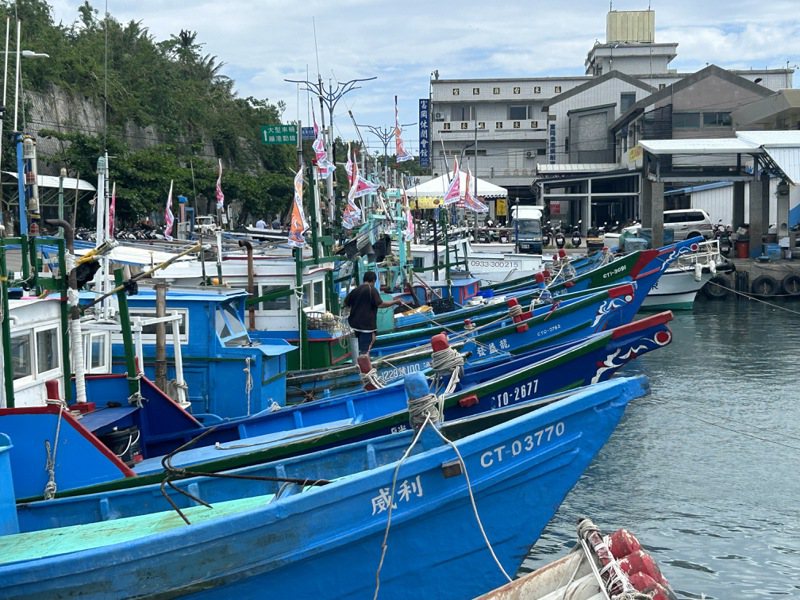小犬颱風逼近，台東富岡港漁民忙著用繩索固定船隻。記者徐白櫻／攝影