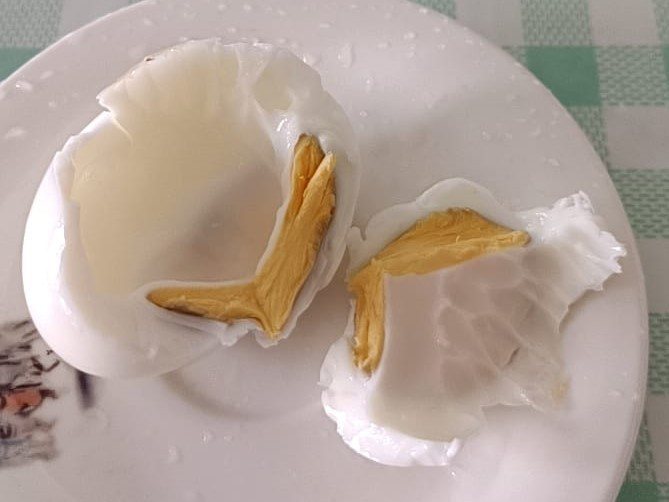 南投埔里有民眾水煮雞蛋當早餐，未料剝殼後卻出現一顆怪蛋。圖／王姓民眾提供