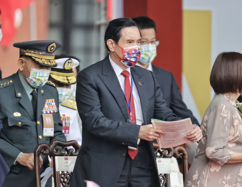 前總統馬英九（中）去年出席國慶大典。記者曾原信／攝影