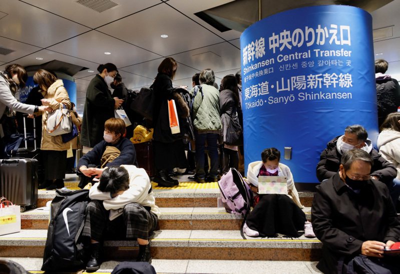 日本JR東海與JR西日本最近宣布，共同營運的東海道．山陽新幹線「希望號」（のぞみ）從年底的三大長假開始，改全車指定席（對號座），取消自由座，降低列車誤點、預防月台擁擠事故。圖為在東京車站等待因停電停駛的新幹線的旅客。路透