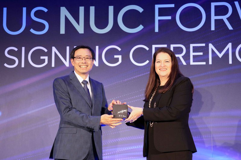 華碩電腦共同執行長許先越（左）與英特爾執行副總裁暨PC客戶運算事業群總經理 Michelle Holthaus（右）正式交接Intel NUC新一代運算單元業務。華碩提供