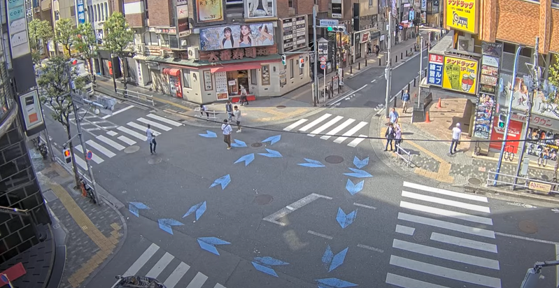 日本東京歌舞伎町街道即時影像。圖擷自YouTube直播