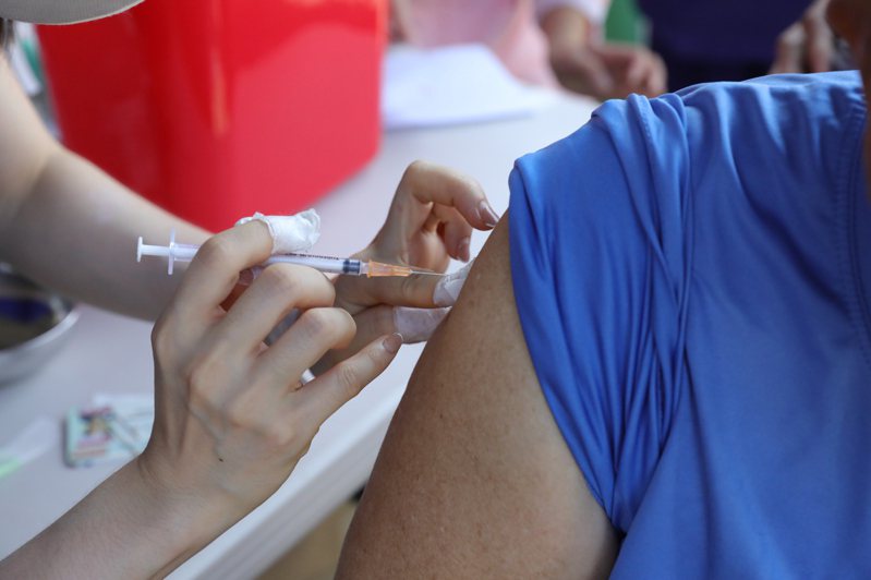 公費流感疫苗在10月2日開打，單日接種22萬9517人次。記者張已亷／攝影
