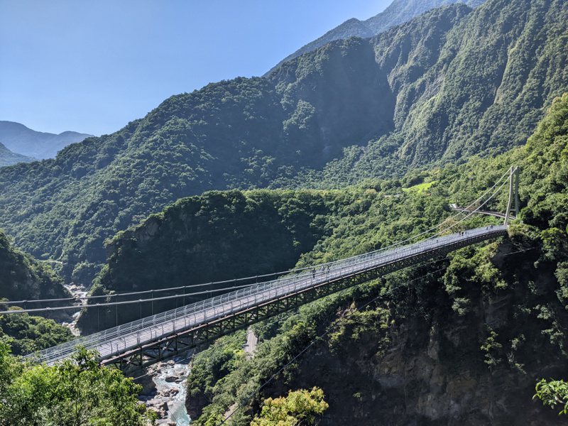 太魯閣國家公園布洛灣（山月）吊橋，為許多網友推薦的台灣自然景點。本報資料照片