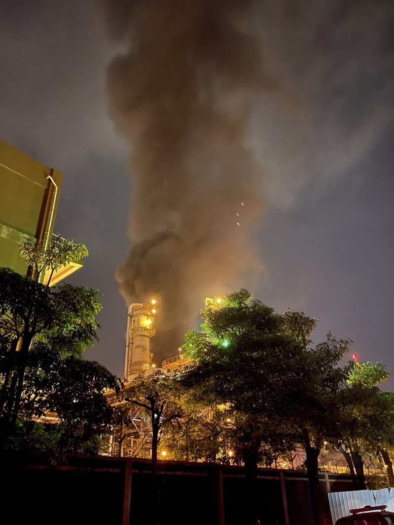 高雄小港區中油大林煉油廠去年10月發生工廠爆炸火警，火光照亮天夜空，隔著幾條街都能清楚聽見爆炸巨響，相當駭人。圖／聯合報資料照片