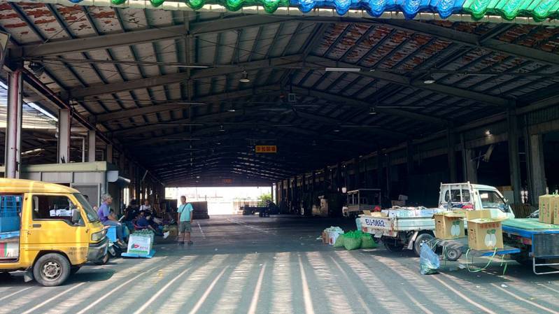 中秋過後，彰化縣溪湖鎮果菜市場的蔬菜交易較清淡。記者簡慧珍／攝影