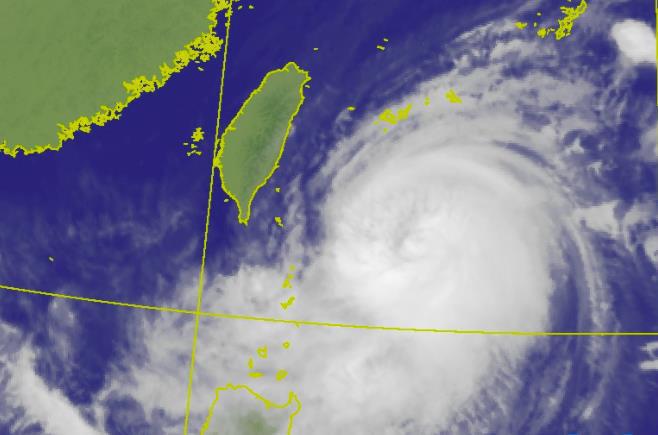 中度颱風小犬朝台灣逼近。圖／取自中央氣象署網頁